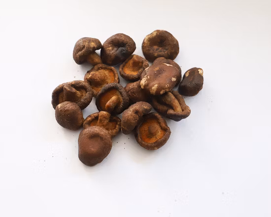 Bei niedriger Temperatur getrockneter Gemüsesnack, vakuumgebratene Shiitake-Pilz-Chips